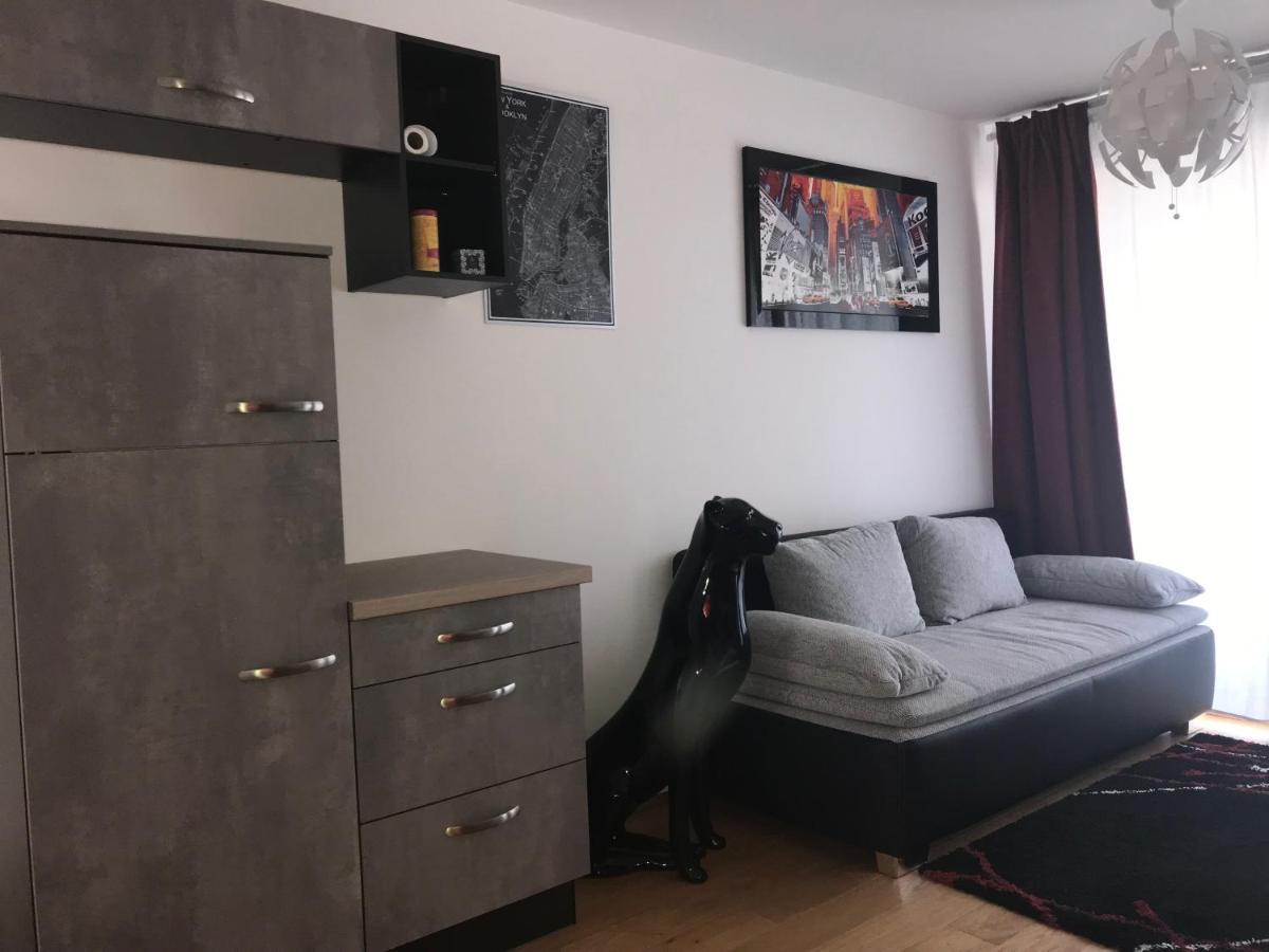 Red Flower Apartment With Pool - 5 Min To Lake 비엔나 외부 사진