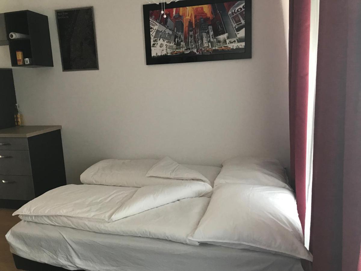 Red Flower Apartment With Pool - 5 Min To Lake 비엔나 외부 사진