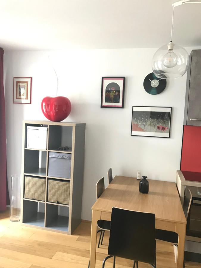 Red Flower Apartment With Pool - 5 Min To Lake 비엔나 외부 사진