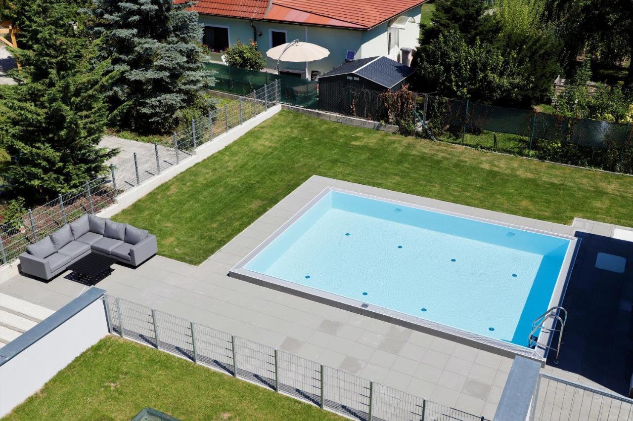 Red Flower Apartment With Pool - 5 Min To Lake 비엔나 외부 사진