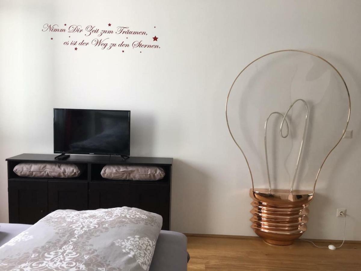 Red Flower Apartment With Pool - 5 Min To Lake 비엔나 외부 사진